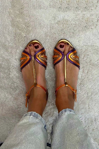 NERINA  Flade sandals med multifarvede stropper og elegante metaldetaljer