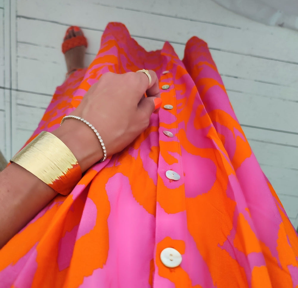 Midi-kjoler med knapper foran i farverne varm pink og orange